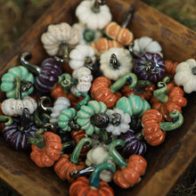 Load image into Gallery viewer, Tiny pumpkins
